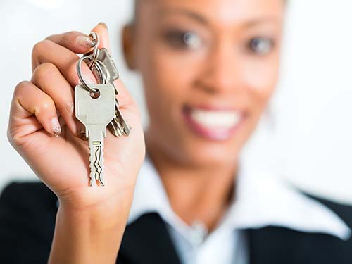 Image of a leasing agent holding a set of keys
